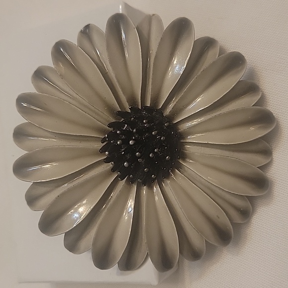 Vintage Metal Flower Brooch - Picture 2 of 6